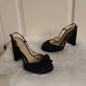 Leon Max black satin ruffled sling back chunky block heel closed toe heels 5.5